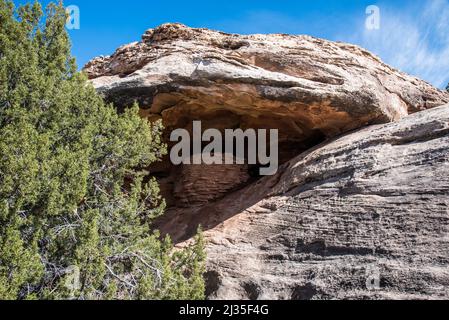 Uralte Puebloan-Kornkammer, versteckt in einer abgelegenen Nische. Uralte Ruinen wie diese verführen die Landschaft in diesem abgelegenen Gebiet von Utah. Stockfoto