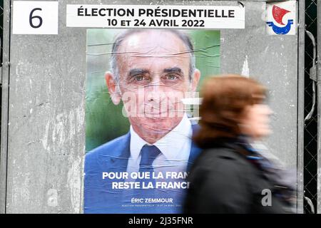 Paris, Frankreich, 5. April 2022, Ein Fußgänger passiert ein offizielles Wahlkampfplakat des rechtsextremen Kandidaten Eric Zemmour ('Reconquete') auf einem Wahlplakat (Schild). Präsidentschaftsplakate auf ihren Wahlvorständen. Abbildung am 4. April 2022 in Paris, Frankreich. Die französischen Wähler kommen am 10. April 2022 zur Wahl für die erste Runde der Präsidentschaftswahlen, um ihren neuen Präsidenten der Republik zu wählen. Foto von Victor Joly/ABACAPRESS.COM Stockfoto