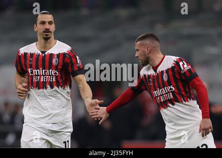 Mailand, Italien, 4.. April 2022. Zlatan Ibrahimovic und Ante Rebic vom AC Mailand während des Spiels der Serie A bei Giuseppe Meazza, Mailand. Bildnachweis sollte lauten: Jonathan Moscrop / Sportimage Stockfoto