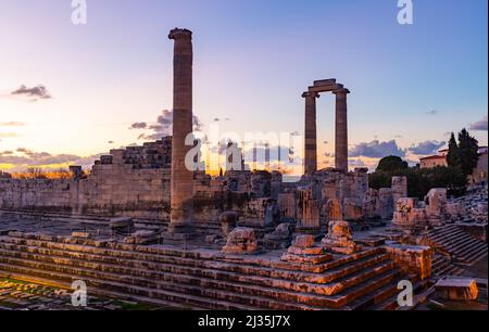 Ruinierter Tempel von Apollo in der türkischen Stadt Didim bei Sonnenuntergang Stockfoto