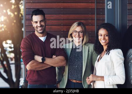 Großartige Teams leisten großartige Arbeit. Aufnahme junger Geschäftsleute im Büro. Stockfoto