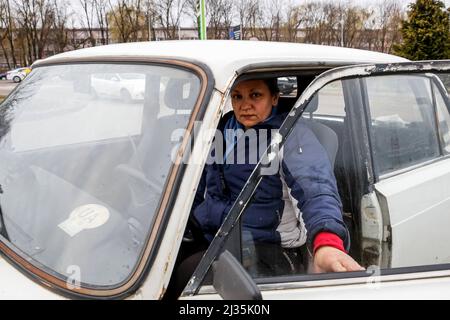 Lviv, Ukraine. 05. April 2022. Eine ukrainische Frau, die in einem alten Auto gesehen wird, als die russische Invasion in der Ukraine weitergeht. Während die Russische Föderation in die Ukraine einmarschiert, wird der Konflikt voraussichtlich bis zu 5 Millionen Ukrainer zur Flucht zwingen und eine große Anzahl interner Flüchtlinge schaffen. Die Ukrainer brauchen dringend medizinische Versorgung, Lebensmittel, Kleidung und mehr. Kredit: SOPA Images Limited/Alamy Live Nachrichten Stockfoto