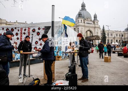 Lviv, Ukraine. 05. April 2022. Ukrainer essen Nahrungsmittel, die von NGOs am Hauptbahnhof in Lemberg zur Verfügung gestellt werden, während die russische Invasion in der Ukraine weitergeht. Während die Russische Föderation in die Ukraine einmarschiert, wird der Konflikt voraussichtlich bis zu 5 Millionen Ukrainer zur Flucht zwingen und eine große Anzahl interner Flüchtlinge schaffen. Die Ukrainer brauchen dringend medizinische Versorgung, Lebensmittel, Kleidung und mehr. Kredit: SOPA Images Limited/Alamy Live Nachrichten Stockfoto