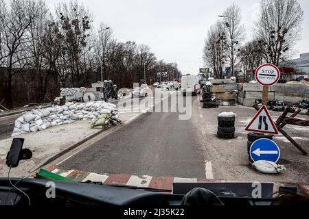 Lviv, Ukraine. 05. April 2022. Der militärische Kontrollpunkt wird in Lemberg gesehen, da die russische Invasion in der Ukraine fortgesetzt wird. Während die Russische Föderation in die Ukraine einmarschiert, wird der Konflikt voraussichtlich bis zu 5 Millionen Ukrainer zur Flucht zwingen und eine große Anzahl interner Flüchtlinge schaffen. Die Ukrainer brauchen dringend medizinische Versorgung, Lebensmittel, Kleidung und mehr. Kredit: SOPA Images Limited/Alamy Live Nachrichten Stockfoto