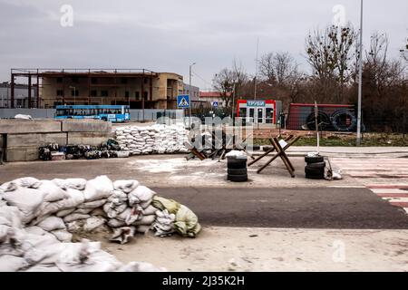 Lviv, Ukraine. 05. April 2022. Der militärische Kontrollpunkt wird in Lemberg gesehen, da die russische Invasion in der Ukraine fortgesetzt wird. Während die Russische Föderation in die Ukraine einmarschiert, wird der Konflikt voraussichtlich bis zu 5 Millionen Ukrainer zur Flucht zwingen und eine große Anzahl interner Flüchtlinge schaffen. Die Ukrainer brauchen dringend medizinische Versorgung, Lebensmittel, Kleidung und mehr. Kredit: SOPA Images Limited/Alamy Live Nachrichten Stockfoto