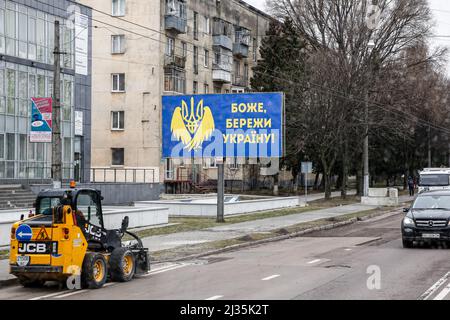 Lviv, Ukraine. 05. April 2022. Ein Schild mit der Aufschrift „Gott, kümmere dich um die Ukraine“ ist auf der Straße zu sehen, während die russische Invasion in der Ukraine weitergeht. Während die Russische Föderation in die Ukraine einmarschiert, wird der Konflikt voraussichtlich bis zu 5 Millionen Ukrainer zur Flucht zwingen und eine große Anzahl interner Flüchtlinge schaffen. Die Ukrainer brauchen dringend medizinische Versorgung, Lebensmittel, Kleidung und mehr. Kredit: SOPA Images Limited/Alamy Live Nachrichten Stockfoto