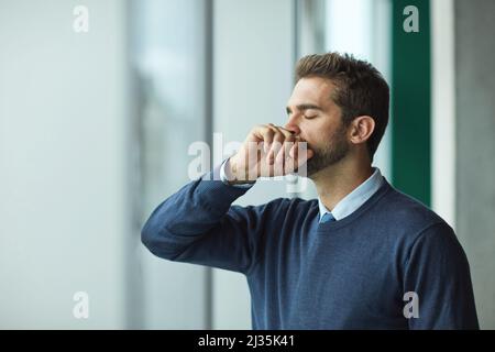 Ich bin so überwältigt. Eine kurze Aufnahme eines hübschen jungen Geschäftsmanns, der allein in einem Gebäude steht und gestresst aussieht. Stockfoto