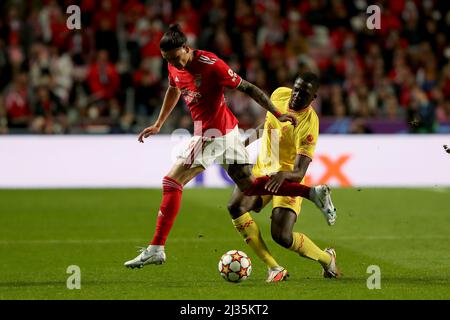 Lissabon. 5. April 2022. Darwin Nunez (L) von SL Benfica steht mit Ibrahima Konate vom FC Liverpool während des UEFA Champions League Quarter Final Leg One Fußballspiels zwischen SL Benfica und dem FC Liverpool am 5. April 2022 im Luz-Stadion in Lissabon, Portugal, gegenüber. Quelle: Petro Fiuza/Xinhua/Alamy Live News Stockfoto