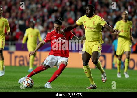 Lissabon. 5. April 2022. Darwin Nunez (L) von SL Benfica steht mit Ibrahima Konate vom FC Liverpool während des UEFA Champions League Quarter Final Leg One Fußballspiels zwischen SL Benfica und dem FC Liverpool am 5. April 2022 im Luz-Stadion in Lissabon, Portugal, gegenüber. Quelle: Petro Fiuza/Xinhua/Alamy Live News Stockfoto