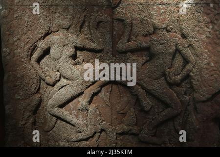 Reliefs von apsara (halbgöttliche Himmelsfigur), die auf einer Säule im Bayon-Tempel in Angkor Thom, Siem Reap, Kambodscha, geschnitzt wurden. Stockfoto