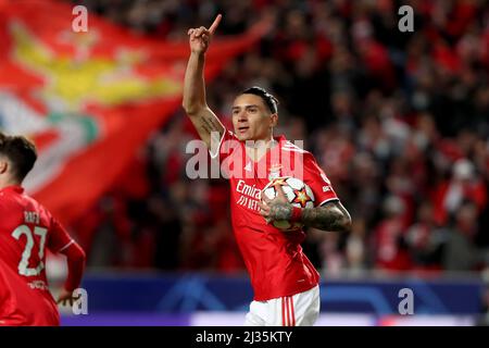 Lissabon. 5. April 2022. Darwin Nunez von SL Benfica feiert am 5. April 2022 ein Tor beim UEFA Champions League Quarter Final Leg One Fußballspiel zwischen SL Benfica und dem FC Liverpool im Luz-Stadion in Lissabon, Portugal. Quelle: Petro Fiuza/Xinhua/Alamy Live News Stockfoto