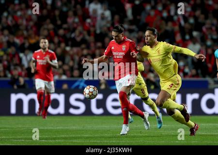 Lissabon. 5. April 2022. Darwin Nunez (L) von SL Benfica steht mit Virgil van Dijk vom FC Liverpool während des UEFA Champions League Quarter Final Leg One Fußballspiels zwischen SL Benfica und dem FC Liverpool am 5. April 2022 im Luz-Stadion in Lissabon, Portugal, gegenüber. Quelle: Petro Fiuza/Xinhua/Alamy Live News Stockfoto