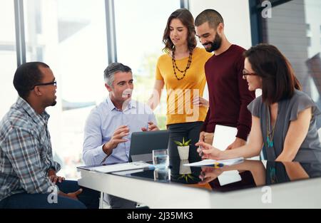 Sicherstellen, dass seine Ideen richtig kommuniziert werden. Eine kurze Aufnahme einer Gruppe von Geschäftsleuten in einem Meeting. Stockfoto
