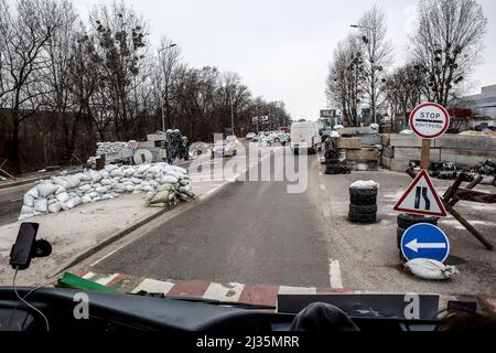 Lviv, Ukraine. 05. April 2022. Militärkontrollpunkt wird in Lviv, Ukraine, als russische Invasion in der Ukraine zusammenhängend gesehen - 5. April 2022. Während die Russische Föderation in die Ukraine einmarschiert, wird der Konflikt voraussichtlich bis zu 5 Millionen Ukrainer zur Flucht zwingen und eine große Anzahl interner Flüchtlinge schaffen. Die Ukrainer brauchen dringend medizinische Versorgung, Lebensmittel, Kleidung und mehr. Russische Streitkräfte betraten das Territorium der Ukraine am 24. Februar 2022. (Foto von Dominika Zarzycka/Sipa USA) Quelle: SIPA USA/Alamy Live News Stockfoto