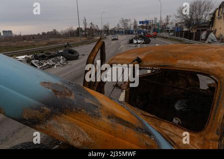 Bucha, Ukraine. 05. April 2022. Am 5. April 2022 sind zerstörte Autos auf einer Autobahn in der Nähe von Bucha, Ukraine, zu sehen. Russische Streitkräfte betraten das Territorium der Ukraine am 24. Februar 2022. (Foto: Daniel Brown/Sipa USA) Quelle: SIPA USA/Alamy Live News Stockfoto