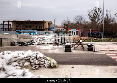 Lviv, Ukraine. 05. April 2022. Militärkontrollpunkt wird in Lviv, Ukraine, als russische Invasion in der Ukraine zusammenhängend gesehen - 5. April 2022. Während die Russische Föderation in die Ukraine einmarschiert, wird der Konflikt voraussichtlich bis zu 5 Millionen Ukrainer zur Flucht zwingen und eine große Anzahl interner Flüchtlinge schaffen. Die Ukrainer brauchen dringend medizinische Versorgung, Lebensmittel, Kleidung und mehr. Russische Streitkräfte betraten das Territorium der Ukraine am 24. Februar 2022. (Foto von Dominika Zarzycka/Sipa USA) Quelle: SIPA USA/Alamy Live News Stockfoto