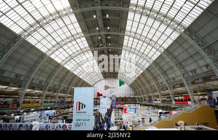 London, Großbritannien. 5. April 2022. Das am 5. April 2022 aufgenommene Foto zeigt eine Szene der Londoner Buchmesse in London, Großbritannien. Die erste persönliche London Book Fair, eine der größten Publikationsmessen der Welt, startete hier am Dienstag nach der Aussetzung aufgrund der COVID-19-Pandemie seit 2019. Die Messe, die 1971 ins Leben gerufen wurde, soll bis Donnerstag mit mehr als 900 Ausstellern laufen. Kredit: Li Ying/Xinhua/Alamy Live Nachrichten Stockfoto