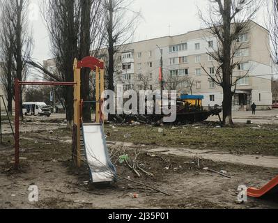 Kiew, Ukraine. 05. April 2022. Ein zerstörtes gepanzertes Fahrzeug in Borodyanka, einem kleinen Dorf im Gebiet Kiew. Mit dem Rückzug der russischen Streitkräfte aus dem Kiewer Gebiet ist das Ausmaß der Schäden und des Verlusts von Menschenleben infolge der russischen Invasion offensichtlich geworden. Fälle, in denen gezielt Zivilisten angegriffen wurden, sei es durch Hinrichtungen oder gezielte Luftangriffe auf Wohngebiete, sind ans Licht gekommen. Kredit: SOPA Images Limited/Alamy Live Nachrichten Stockfoto