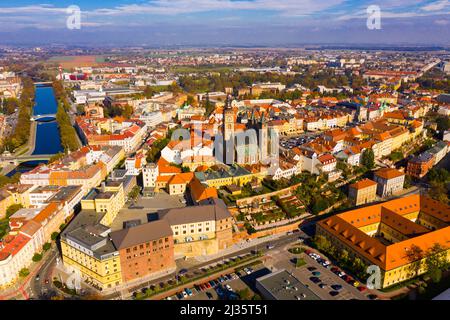 Luftaufnahme von Hradec Kralove mit Glockenturm und Kathedrale Stockfoto