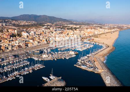 Blick von der Drohne auf die Stadt El Masnou, Spanien Stockfoto