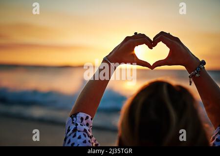 Shes ein Liebhaber des Strandes. Aufnahme einer unerkennbaren Frau am Strand. Stockfoto