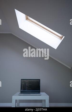 Geöffneter Laptop mit Code auf dem Bildschirm auf dem Tisch Stockfoto