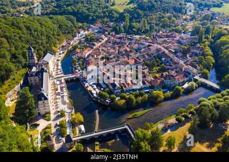 Flug über die Stadt Brantome en Perigord am Sommertag Stockfoto