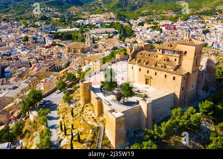 Luftaufnahme von befestigter Burg und Basilika auf einem Hügel in Caravaca de la Cruz, Spanien Stockfoto