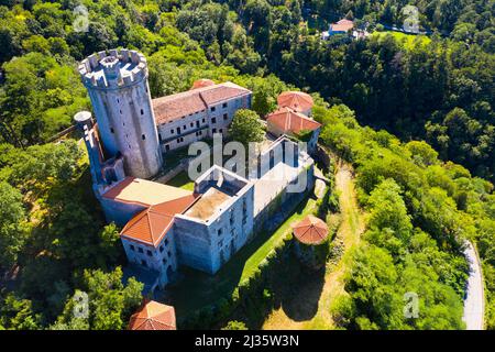 Blick auf die mittelalterliche Burg Branik in Nova Gorica. Slowenien Stockfoto