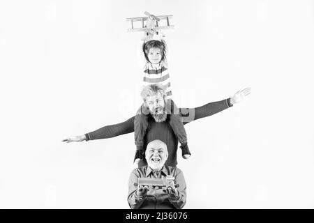 Drei verschiedene Generationen alt Großvater Vater und Kind Sohn spielen mit Spielzeug Flugzeug im Studio. Journey Reise Reisekonzept. Isolierter Hintergrund Stockfoto