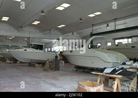 Eine Indoor-Werft von Schnellbooten im Bau in Sizilien, Italien Stockfoto