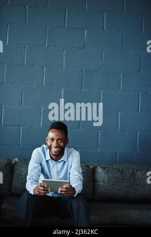 Mein berufliches Profil wird aktualisiert. Porträt eines Geschäftsmannes mit einem digitalen Tablet. Stockfoto