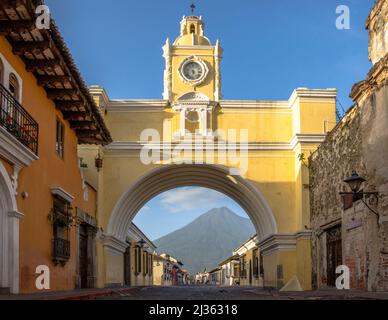 Friedlicher Sonnenaufgang an der 5. Avenue North in Antigua Guatemala. Der Santa Catalina Arch empfängt die ersten Sonnenstrahlen Stockfoto