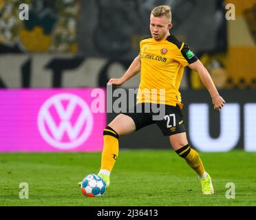 Dresden, Deutschland. 01. April 2022. Fußball: 2. Bundesliga, SG Dynamo Dresden - FC Schalke 04, Matchday 28, Rudolf-Harbig-Stadion. Dynamos Vaclav Drchal spielt den Ball. Kredit: Robert Michael/dpa - WICHTIGER HINWEIS: Gemäß den Anforderungen der DFL Deutsche Fußball Liga und des DFB Deutscher Fußball-Bund ist es untersagt, im Stadion und/oder vom Spiel aufgenommene Fotos in Form von Sequenzbildern und/oder videoähnlichen Fotoserien zu verwenden oder zu verwenden./dpa/Alamy Live News Stockfoto