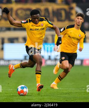 Dresden, Deutschland. 01. April 2022. Fußball: 2. Bundesliga, SG Dynamo Dresden - FC Schalke 04, Matchday 28, Rudolf-Harbig-Stadion. Dynamos Michael Akoto (l) spielt den Ball, hinter ihm Heinz Mörschel. Kredit: Robert Michael/dpa - WICHTIGER HINWEIS: Gemäß den Anforderungen der DFL Deutsche Fußball Liga und des DFB Deutscher Fußball-Bund ist es untersagt, im Stadion und/oder vom Spiel aufgenommene Fotos in Form von Sequenzbildern und/oder videoähnlichen Fotoserien zu verwenden oder zu verwenden./dpa/Alamy Live News Stockfoto