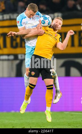 Dresden, Deutschland. 01. April 2022. Fußball: 2. Bundesliga, SG Dynamo Dresden - FC Schalke 04, Matchday 28, Rudolf-Harbig-Stadion. Dynamos Vaclav Drchal (r) gegen Schalkes Marius Lode. Kredit: Robert Michael/dpa - WICHTIGER HINWEIS: Gemäß den Anforderungen der DFL Deutsche Fußball Liga und des DFB Deutscher Fußball-Bund ist es untersagt, im Stadion und/oder vom Spiel aufgenommene Fotos in Form von Sequenzbildern und/oder videoähnlichen Fotoserien zu verwenden oder zu verwenden./dpa/Alamy Live News Stockfoto