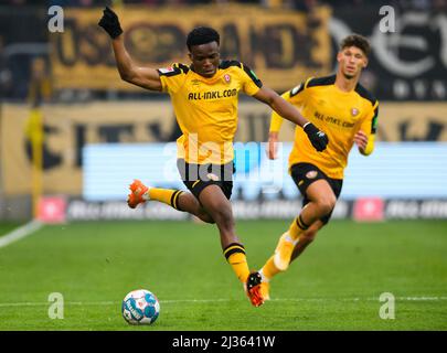 Dresden, Deutschland. 01. April 2022. Fußball: 2. Bundesliga, SG Dynamo Dresden - FC Schalke 04, Matchday 28, Rudolf-Harbig-Stadion. Dynamos Michael Akoto (l) spielt den Ball, hinter ihm Heinz Mörschel. Kredit: Robert Michael/dpa - WICHTIGER HINWEIS: Gemäß den Anforderungen der DFL Deutsche Fußball Liga und des DFB Deutscher Fußball-Bund ist es untersagt, im Stadion und/oder vom Spiel aufgenommene Fotos in Form von Sequenzbildern und/oder videoähnlichen Fotoserien zu verwenden oder zu verwenden./dpa/Alamy Live News Stockfoto