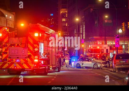 Sanitäter im Krankenwagen reagieren auf eine Kollision mehrerer Kraftfahrzeuge, nachdem die Polizei versucht hatte, flüchtige Flüchtlinge in Vancouver, British Columbia, Kanada, zu erfassen Stockfoto