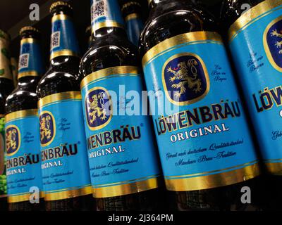 Moskau, Russland. 31. März 2022. Bier der Marke Lowenbräu auf einem Supermarktregal. (Bild: © Alexander Sayganov/SOPA Images via ZUMA Press Wire) Stockfoto