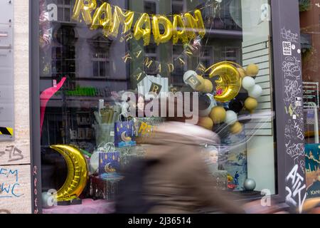 Berlin, Deutschland. 01. April 2022. Das Fenster eines Partyladens ist mit Ramadan-Motiven geschmückt. Quelle: Fernando Gutierrez-Juarez/dpa-Zentralbild/dpa/Alamy Live News Stockfoto