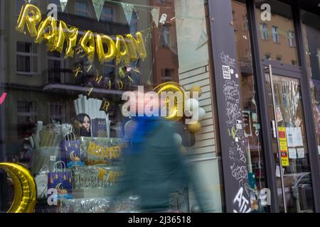 Berlin, Deutschland. 01. April 2022. Das Fenster eines Partyladens ist mit Ramadan-Motiven geschmückt. Quelle: Fernando Gutierrez-Juarez/dpa-Zentralbild/dpa/Alamy Live News Stockfoto