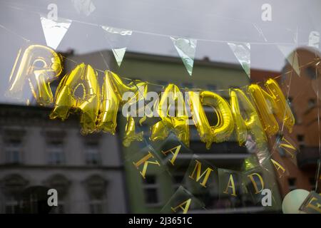 Berlin, Deutschland. 01. April 2022. Das Fenster eines Partyladens ist mit Ramadan-Motiven geschmückt. Quelle: Fernando Gutierrez-Juarez/dpa-Zentralbild/dpa/Alamy Live News Stockfoto