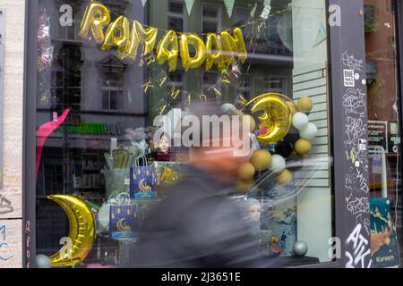 Berlin, Deutschland. 01. April 2022. Das Fenster eines Partyladens ist mit Ramadan-Motiven geschmückt. Quelle: Fernando Gutierrez-Juarez/dpa-Zentralbild/dpa/Alamy Live News Stockfoto