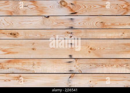 Hölzerner Hintergrund der horizontalen Kiefernbretter, die mit Knoten bedeckt sind Stockfoto