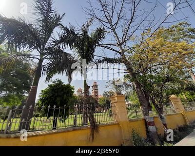 Prayagraj, Uttar Pradesh, Indien. 4. April 2022. Die neue UP-Regierung hat landesweit die „Schule chalo abhiyaan“ ins Leben gerufen, um die verloste Studie der letzten zwei Sitzungen aufgrund der Corona-Pandemie in Uttar Pradesh, Indien, zu vertuschen. Die Universität Allahabad ist eine zentrale Universität des Kollegiums in Prayagraj, Uttar Pradesh, Indien. Es wurde am 23. September 1887 durch ein Gesetz des Parlaments gegründet und ist als Institut von nationaler Bedeutung (INI) anerkannt. Sie ist eine der ältesten modernen Universitäten Indiens.[4] Ihre Ursprünge liegen im Muir Central College, benannt nach dem LT. Gouverneur der nordwestlichen Provinzen, S. Stockfoto