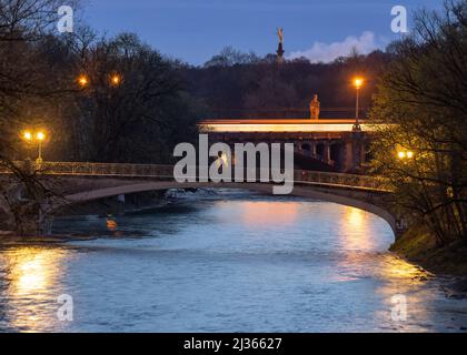 München, Deutschland. 06. April 2022. Der Friedensengel erhebt sich hinter dem hohen Isarufer, über das sich der Kabelsteg (Vordergrund) und die Maximiliansbrücke spannen. Kredit: Peter Kneffel/dpa/Alamy Live Nachrichten Stockfoto