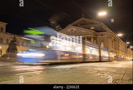 München, Deutschland. 06. April 2022. In den frühen Morgenstunden fährt die Straßenbahn am Opernhaus im Stadtzentrum vorbei. Kredit: Peter Kneffel/dpa/Alamy Live Nachrichten Stockfoto