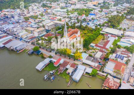 Luftaufnahme der berühmten Cai Be Kirche im Mekong Delta, römischer Baustil. Vorne ist Cai Be Floating Market, Tien Giang, Vietnam. Trave Stockfoto