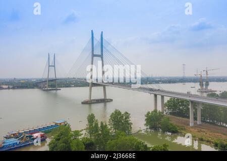 Luftaufnahme der My Thuan-Brücke, Kabelbrücke, die die Provinzen Tien Giang und Vinh Long, Vietnam verbindet. Berühmte schöne Brücke von Mekong D Stockfoto