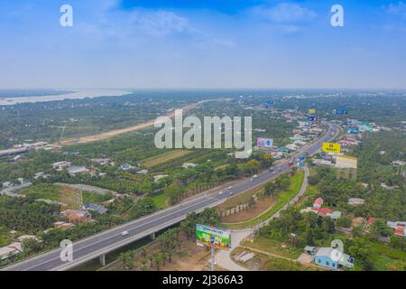 Luftaufnahme der My Thuan-Brücke, Kabelbrücke, die die Provinzen Tien Giang und Vinh Long, Vietnam verbindet. Berühmte schöne Brücke von Mekong D Stockfoto